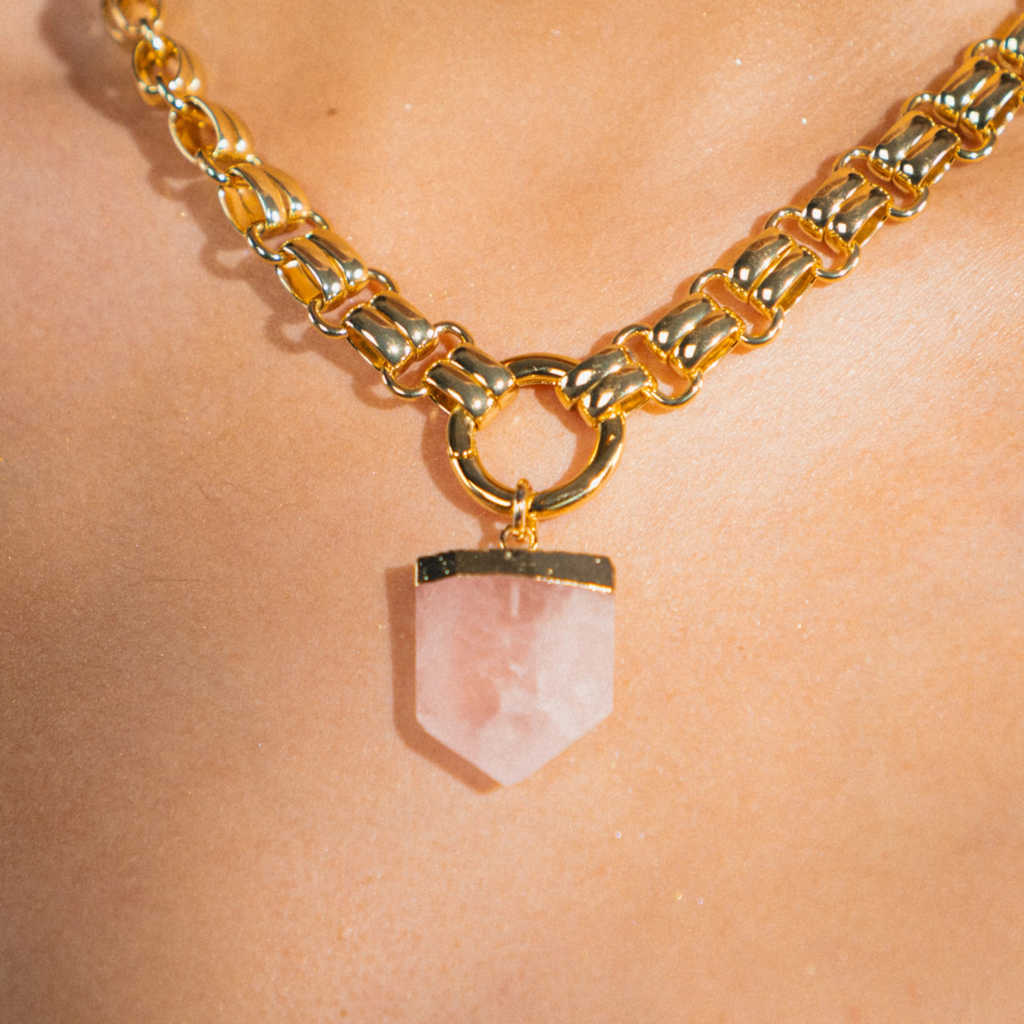 chunky hold necklace with rose quartz pendant 