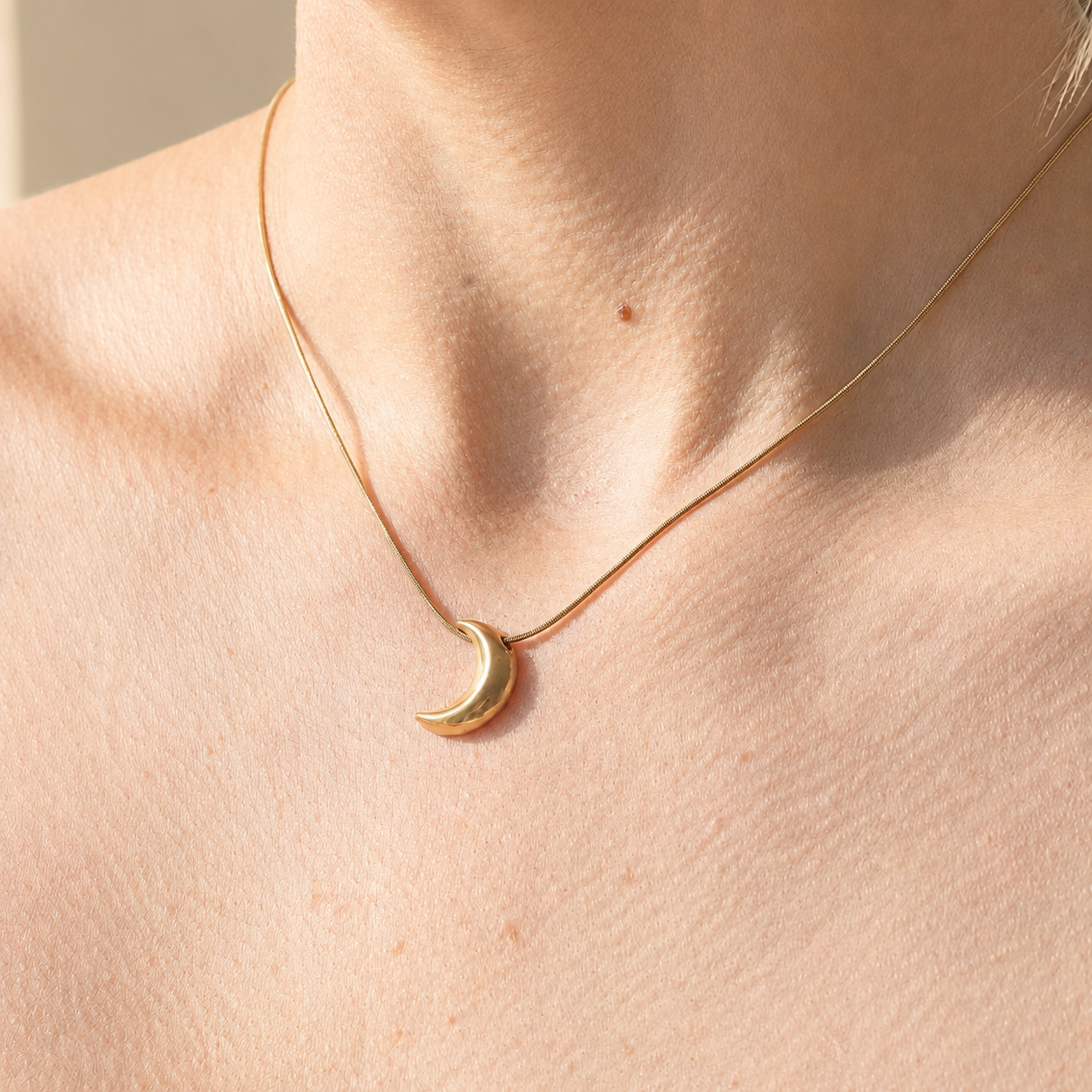 Gold Crescent Moon Necklace - THE LUNA