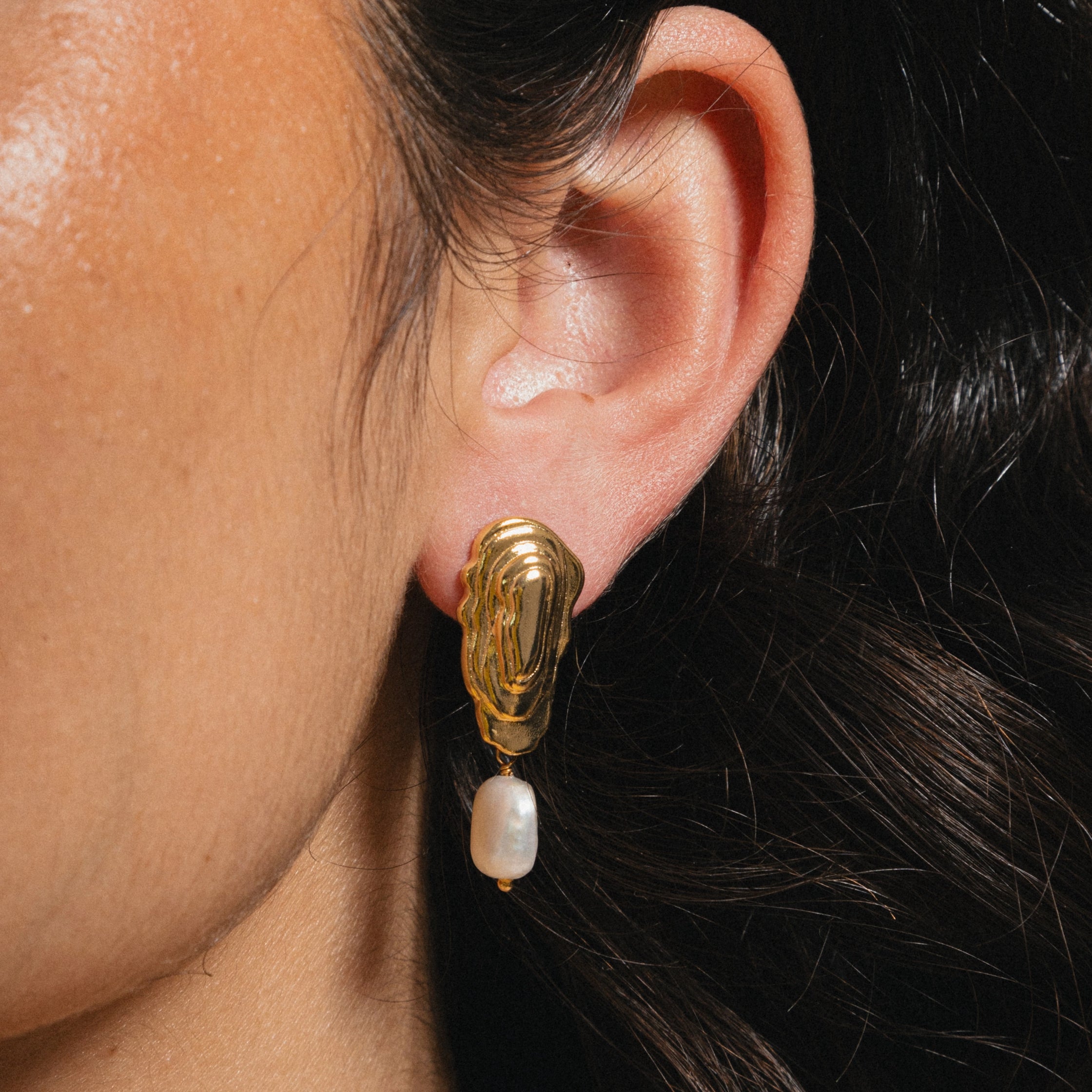 gold oyster earrings with mother of pearl 