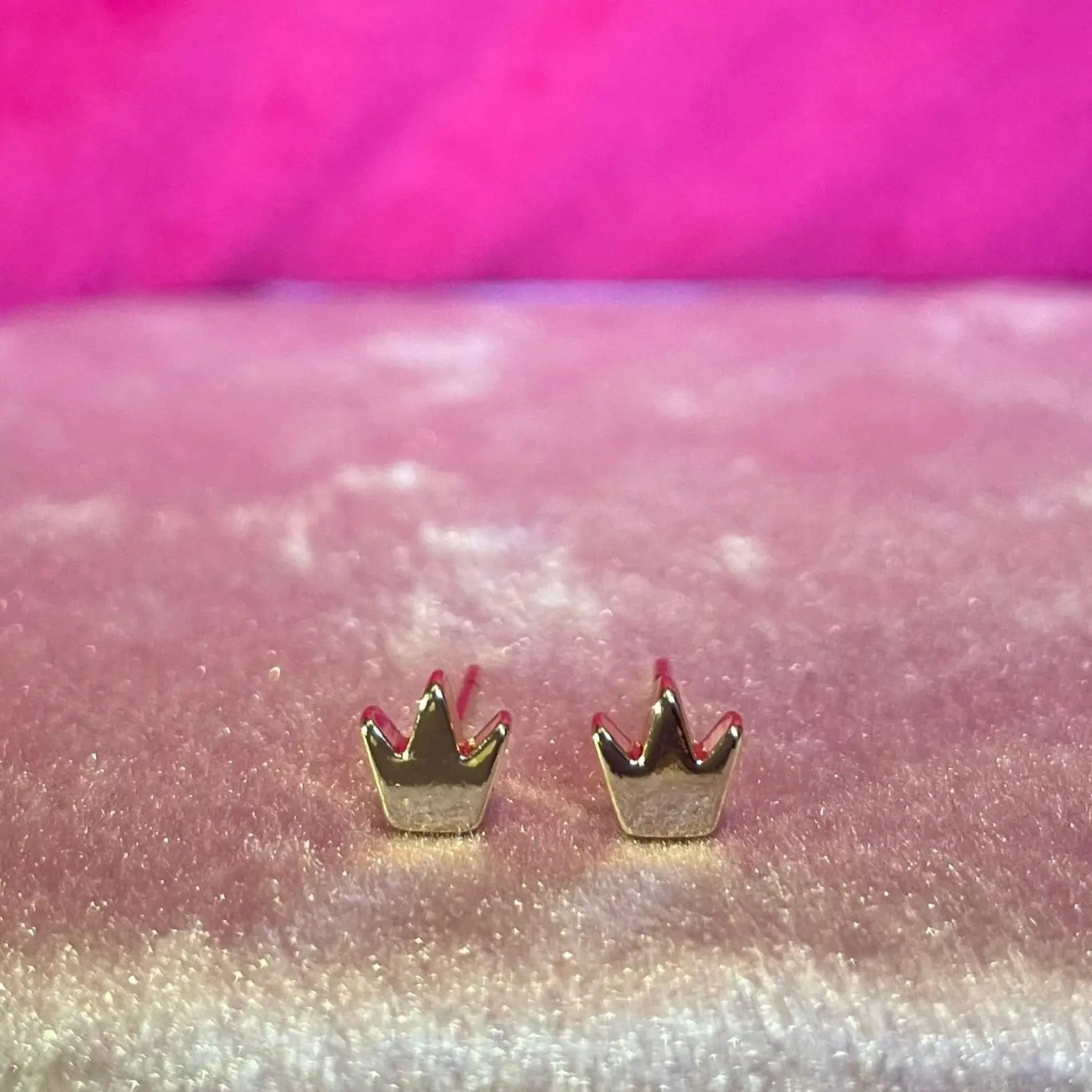 gold crown stud earrings