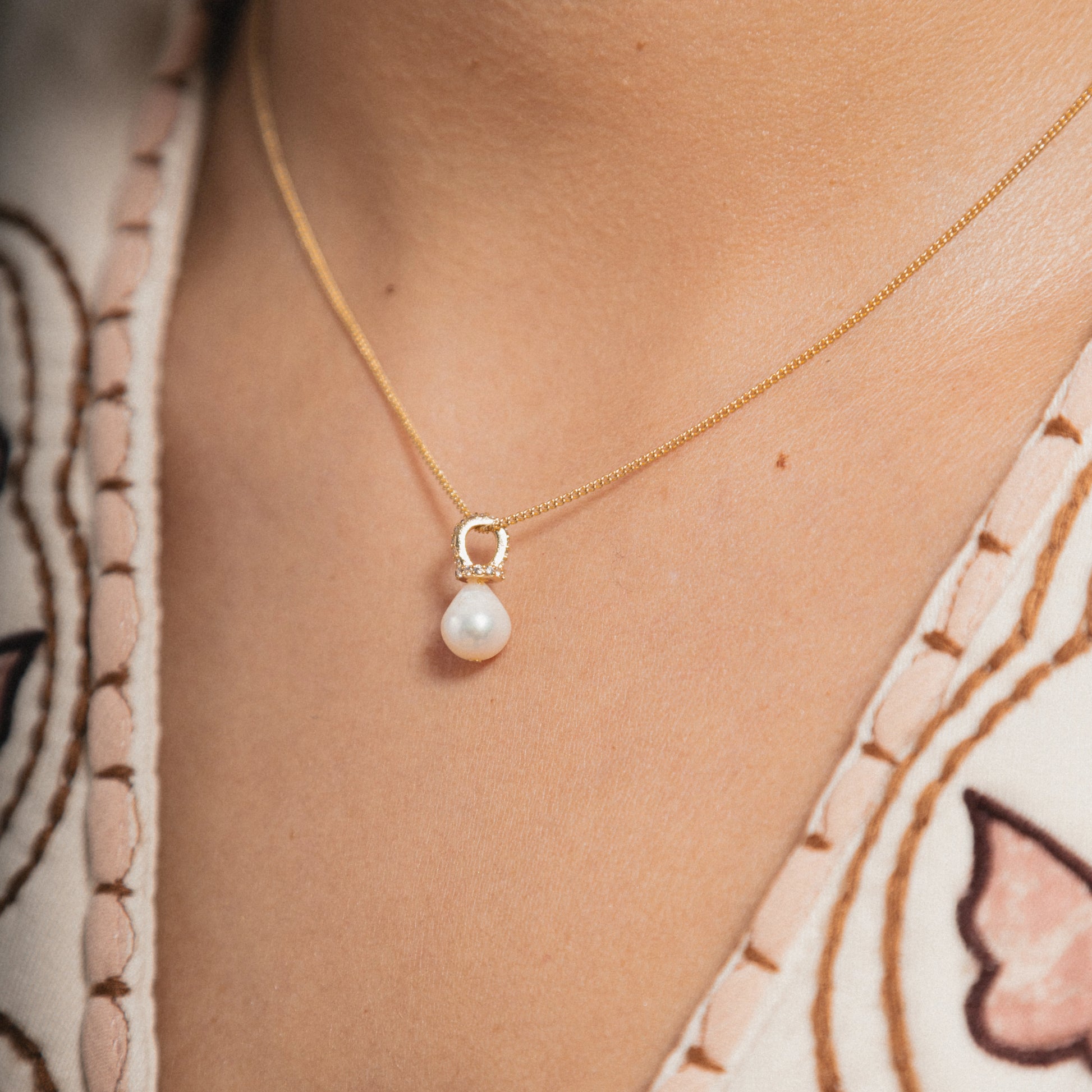 mother of pearl gold pendant necklace 